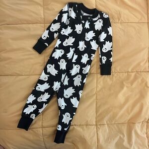 Spooky Season is upon us! Gently loved pajamas 🧡  great quality!